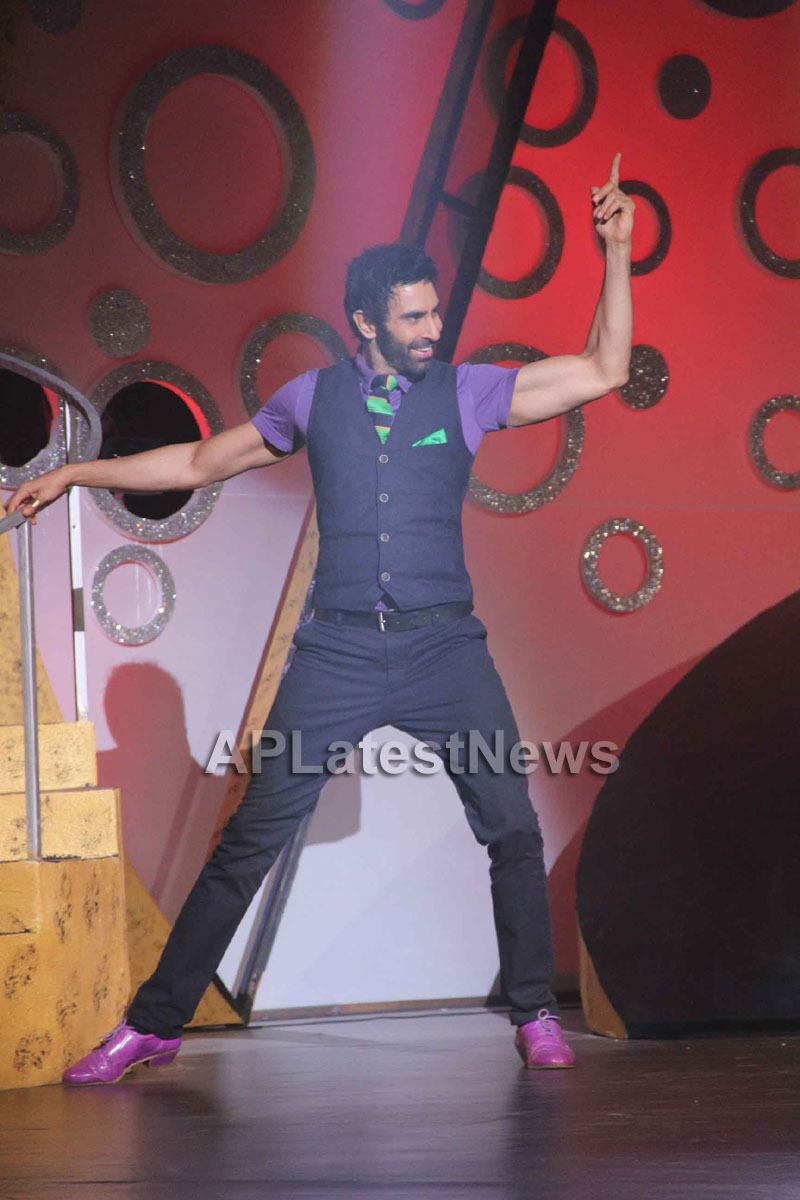 Sandip Soparrkars choreography steals the limelight at Bharat ki Shaan - Rum Jhum - Picture 2