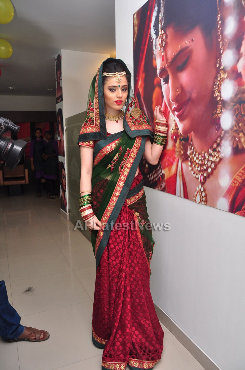 Bridal Make-up to the women of Hyderabad at Lakme, Kondapur and Somajiguda - Picture 4