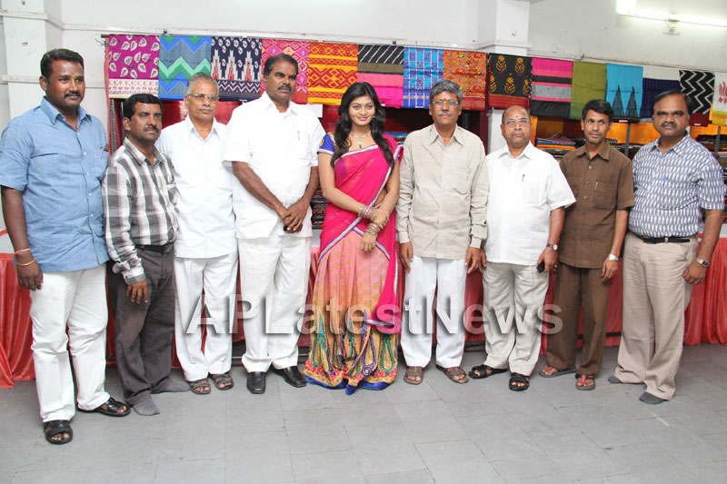 Artisans showcase their work at Pochampally IKAT Art Mela - Actress Sowmya, Secunderabad - Picture 26