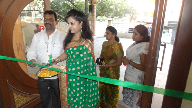 Pochampally Ikat art mela in Vizag city - Inaugurated by Tollywood Actress Varsha  - Picture 1