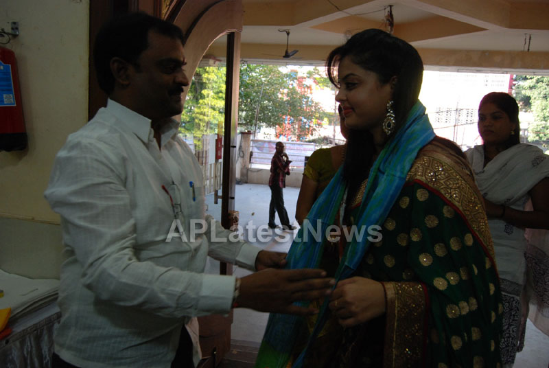 Pochampally Ikat art mela in Vizag city - Inaugurated by Tollywood Actress Varsha  - Picture 7