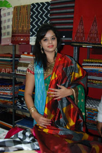 Pochampally Ikat art mela in Vizag city - Inaugurated by Tollywood Actress Varsha  - Picture 10