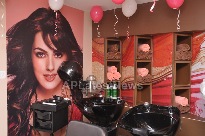 Lakme Salon Launched at Secunderbad - by South Indian Actress Priyamani - Picture 5