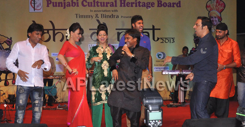 Bollywood Celebrating Lohri Di Raat in Mumbai - Picture 2