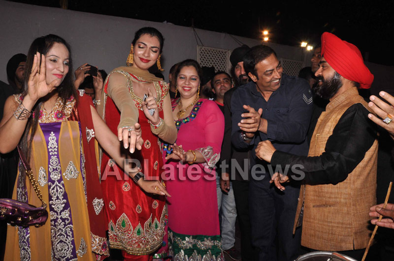 Bollywood Celebrating Lohri Di Raat in Mumbai - Picture 19
