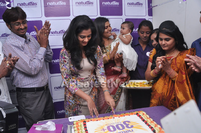 Naturals Launches Family Salon at Ameerpet - By Tollywood Actress Nanditha - Picture 13
