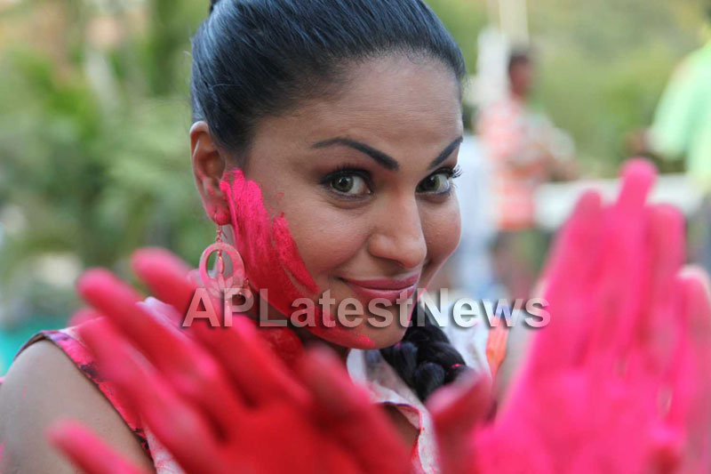 Veena Malik in the colour of Holi - Picture 13