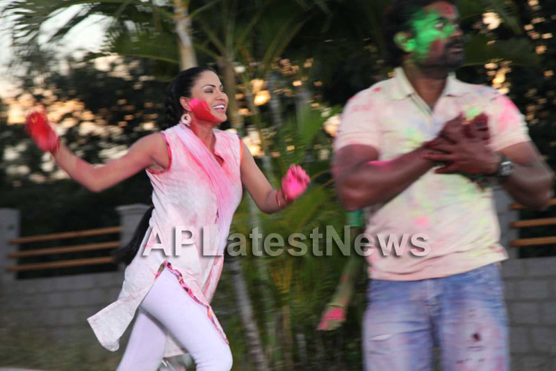 Veena Malik in the colour of Holi - Picture 26