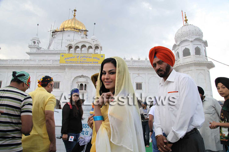 Veena Malik at Holy shrine of Gurudwara - Picture 1