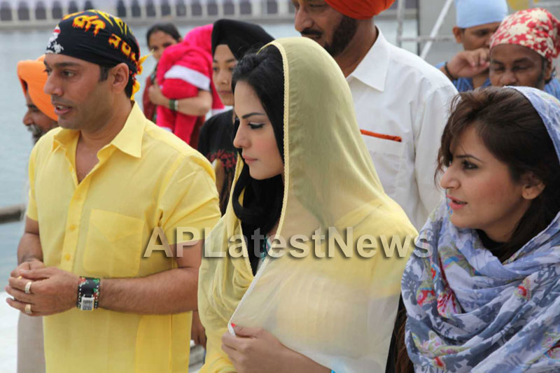 Veena Malik at Holy shrine of Gurudwara - Picture 5