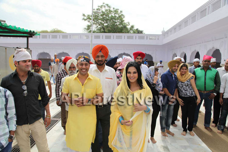 Veena Malik at Holy shrine of Gurudwara - Picture 7