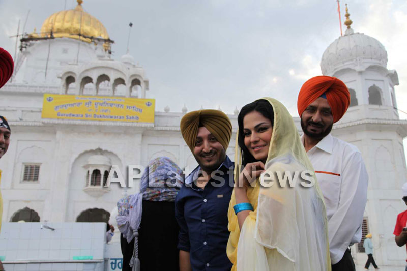 Veena Malik at Holy shrine of Gurudwara - Picture 10