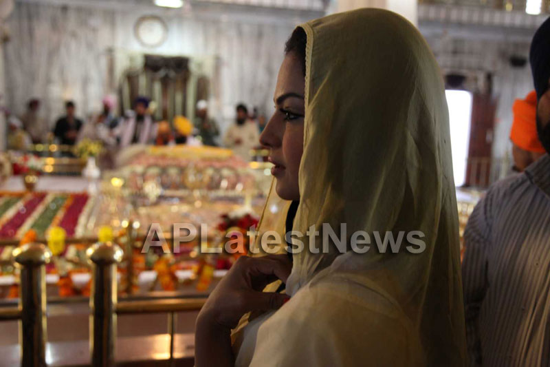 Veena Malik at Holy shrine of Gurudwara - Picture 13
