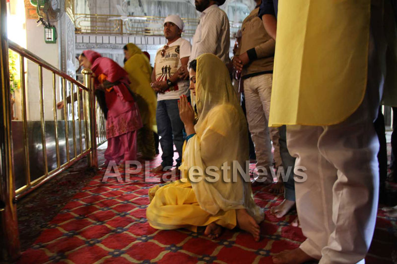 Veena Malik at Holy shrine of Gurudwara - Picture 14