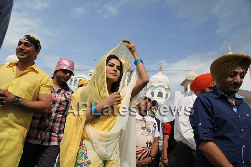 Veena Malik at Holy shrine of Gurudwara - Picture 22