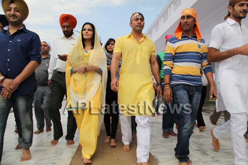 Veena Malik at Holy shrine of Gurudwara - Picture 23