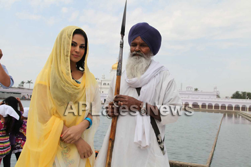 Veena Malik at Holy shrine of Gurudwara - Picture 27