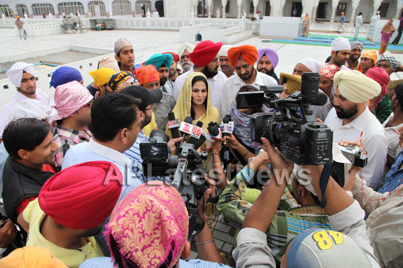 Veena Malik at Holy shrine of Gurudwara - Picture 31