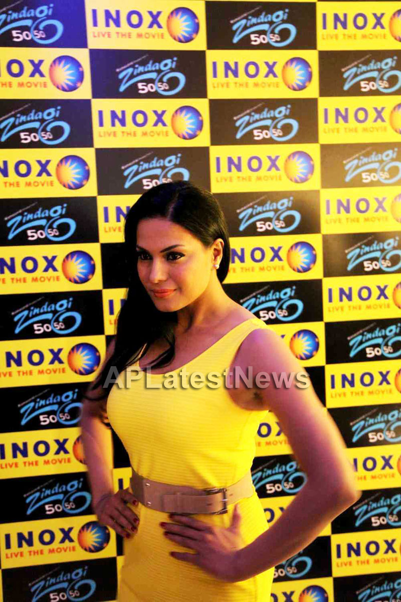 Veena Malik mobbed during the promotion of movie Zindagi 50:50  - Picture 10