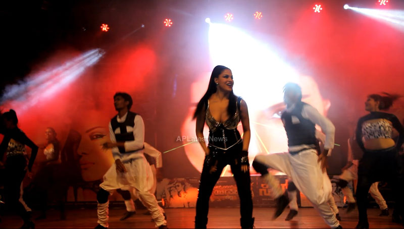 Veena Malik seduces the crowd at Silk Sakkath Maga music launch - Picture 5