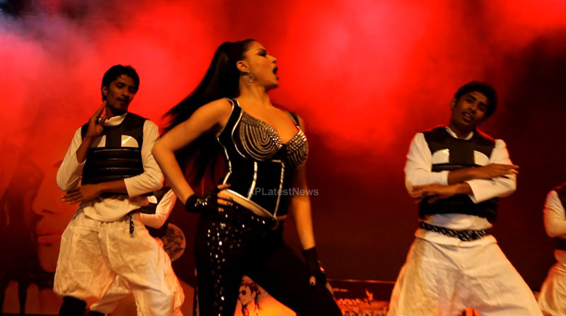 Veena Malik seduces the crowd at Silk Sakkath Maga music launch - Picture 9