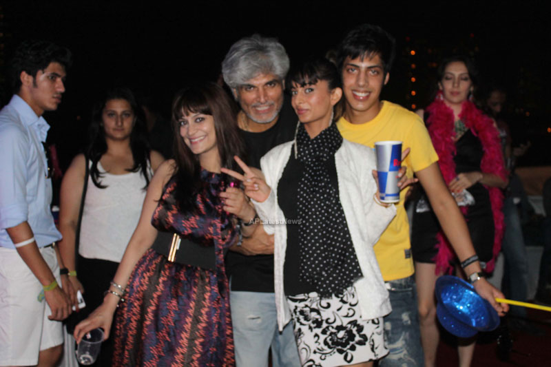 Yash, Talat, Candy, Aarti, Tina and Ali At Sunburn DJ Party - Picture 7