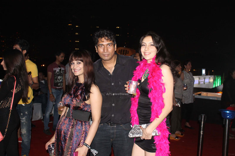Yash, Talat, Candy, Aarti, Tina and Ali At Sunburn DJ Party - Picture 9