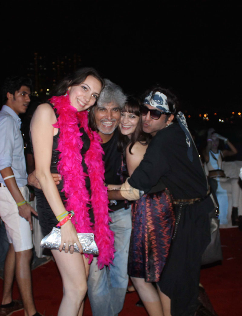 Yash, Talat, Candy, Aarti, Tina and Ali At Sunburn DJ Party - Picture 17