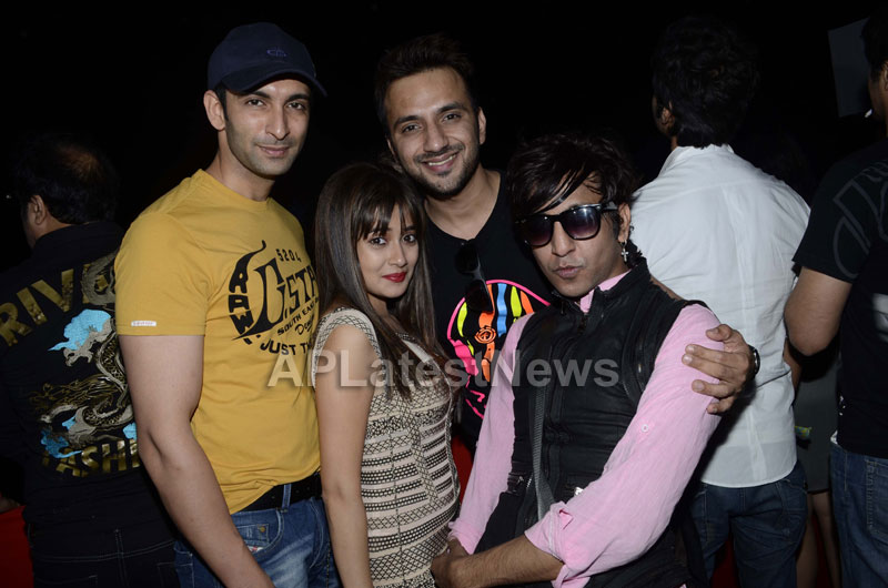 Yash, Talat, Candy, Aarti, Tina and Ali At Sunburn DJ Party - Picture 32