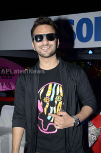 Yash, Talat, Candy, Aarti, Tina and Ali At Sunburn DJ Party - Picture 2