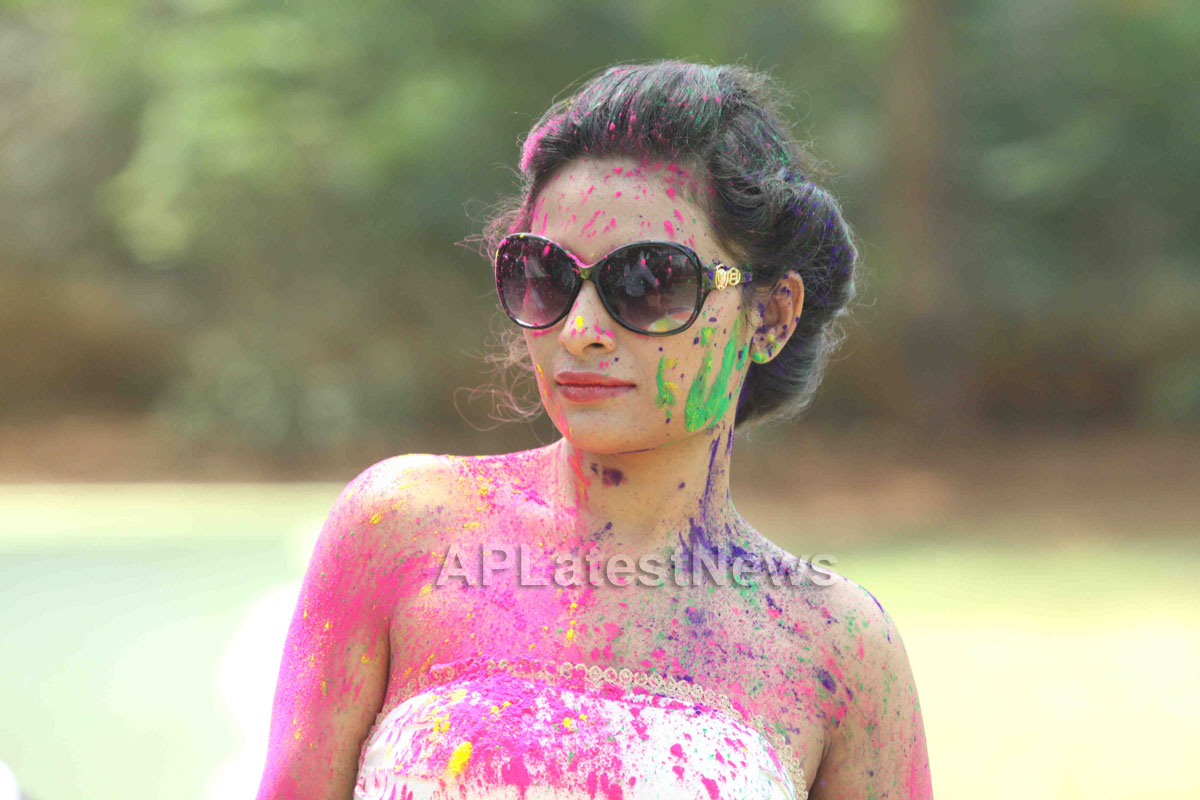 Bollywood actress Kesariees sizzling, sensuous Dry Holi - Picture 5