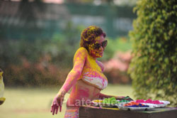 Bollywood actress Kesariees sizzling, sensuous Dry Holi - Picture 1