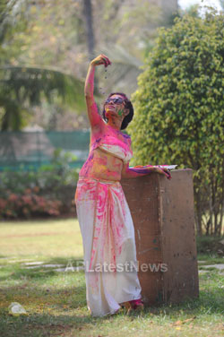 Bollywood actress Kesariees sizzling, sensuous Dry Holi - Picture 2