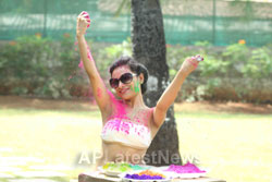 Bollywood actress Kesariees sizzling, sensuous Dry Holi - Picture 3