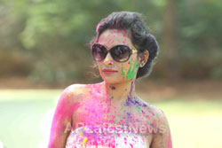 Bollywood actress Kesariees sizzling, sensuous Dry Holi - Picture 5