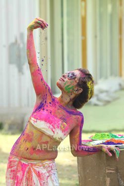 Bollywood actress Kesariees sizzling, sensuous Dry Holi - Picture 10