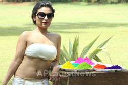 Bollywood actress Kesariees sizzling, sensuous Dry Holi - Picture 11