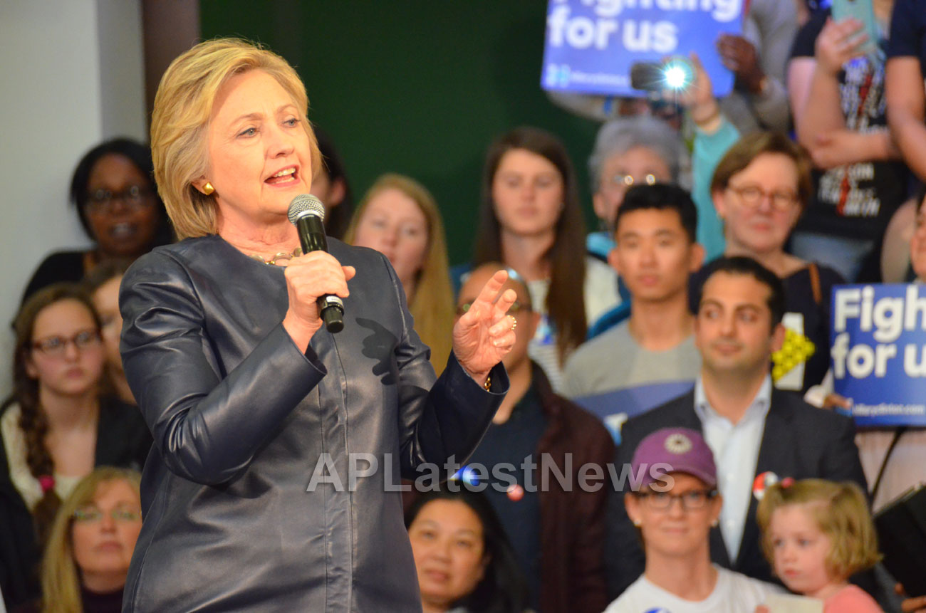 Campaign visit of Hillary Clinton - La Escuelita School, Oakland, CA, USA - Picture 13