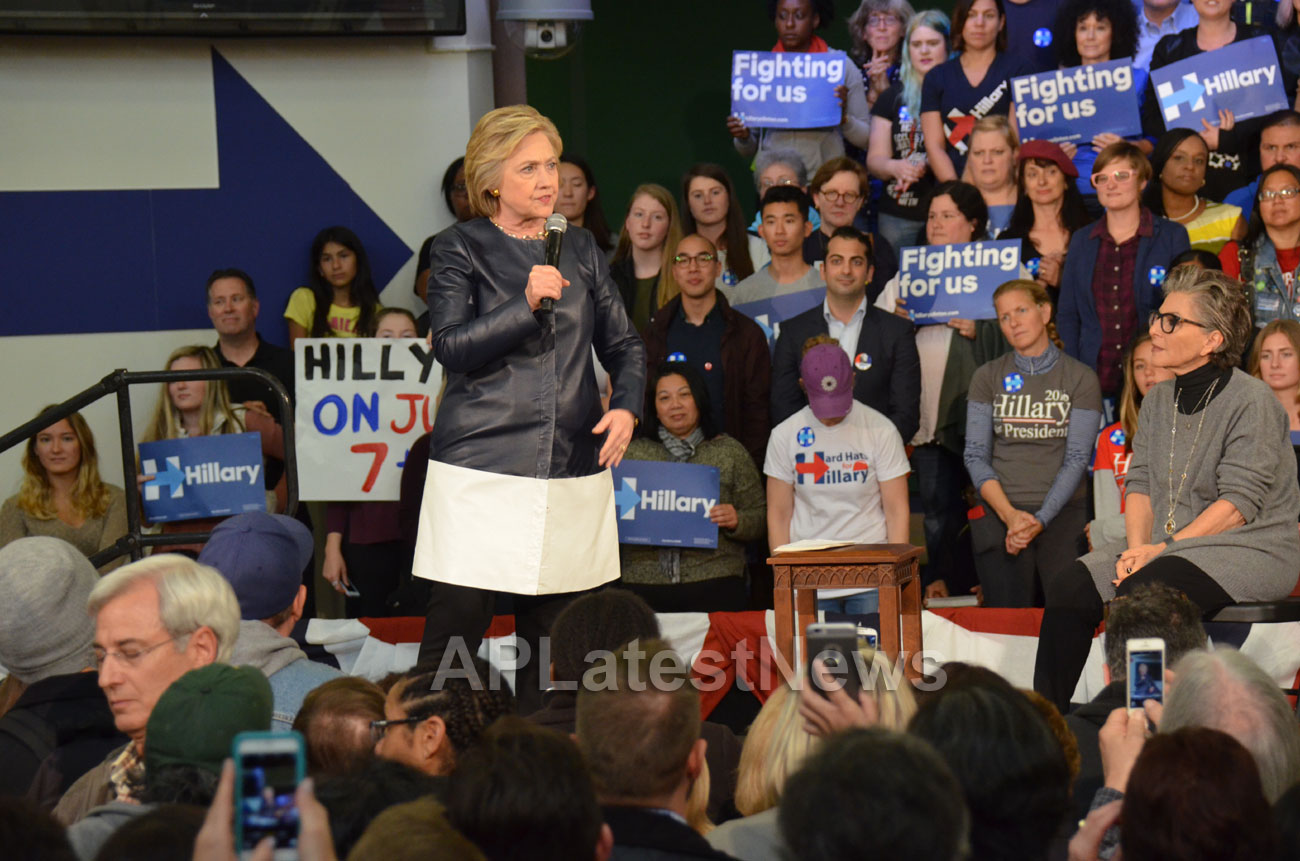 Campaign visit of Hillary Clinton - La Escuelita School, Oakland, CA, USA - Picture 14