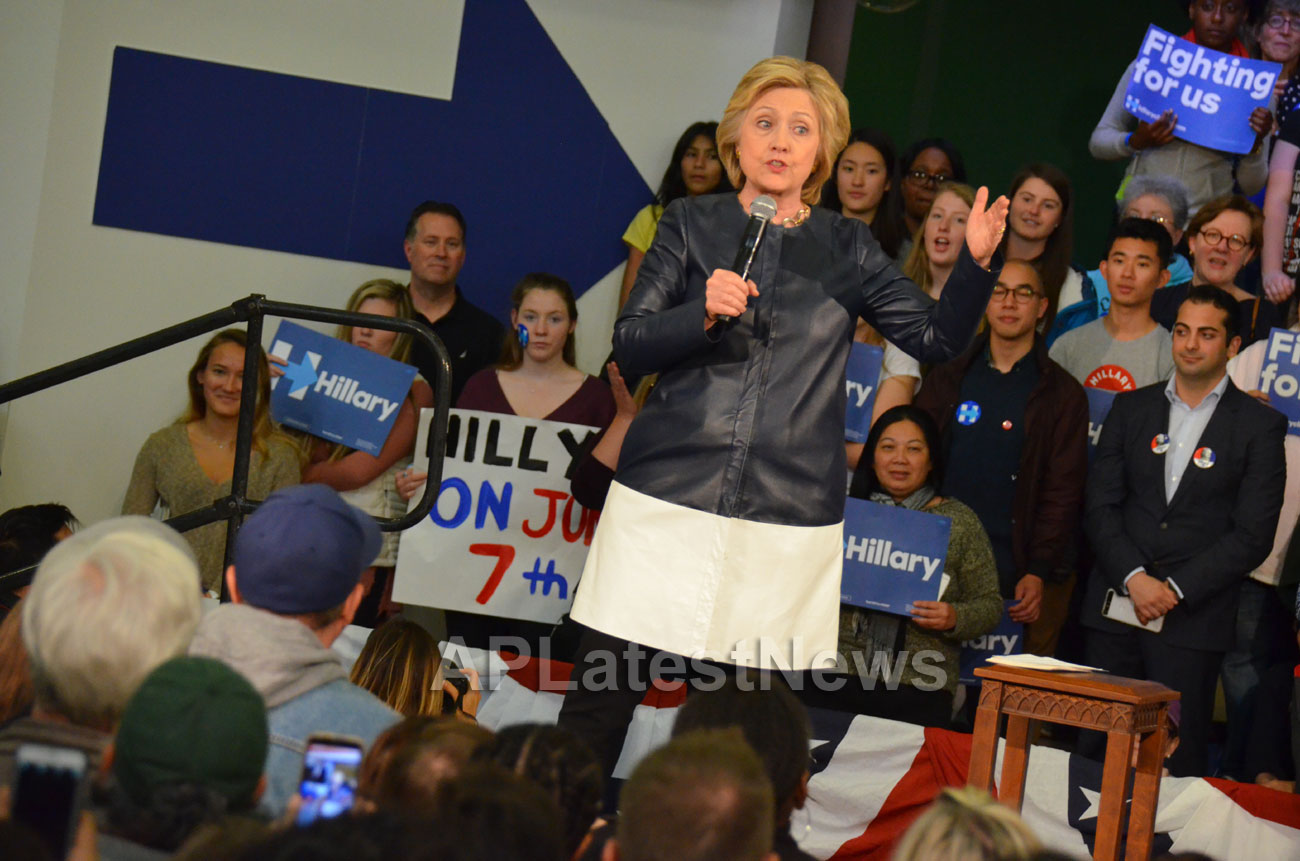 Campaign visit of Hillary Clinton - La Escuelita School, Oakland, CA, USA - Picture 15