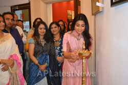 Pictures of Actress Shriya Saran inaugurates Rakhi Baid art exhibition - Krishnansh