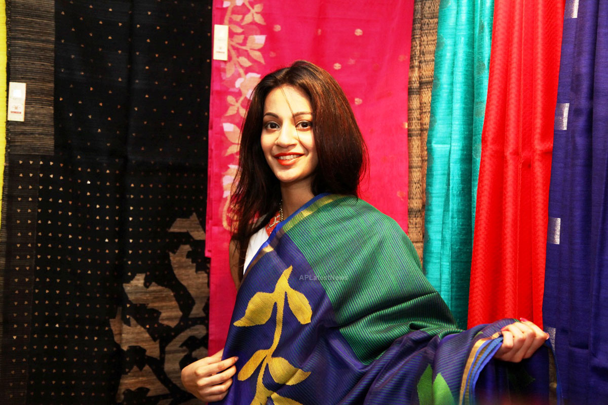 Silken Splendour in Vizag City - Former Miss Vizag Dr Sindhura Inaugurates Silk India Expo - Picture 2