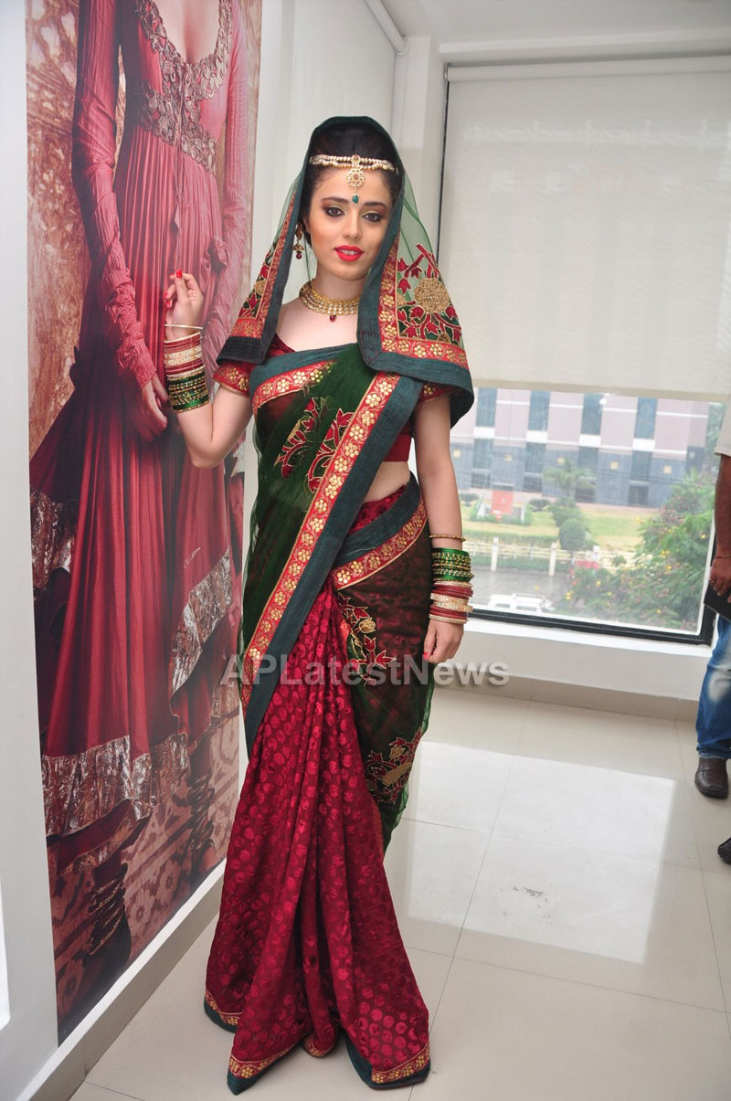 Bridal Make-up to the women of Hyderabad at Lakme, Kondapur and Somajiguda - Picture 32