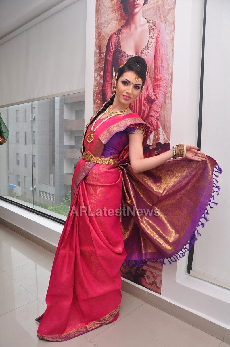 Bridal Make-up to the women of Hyderabad at Lakme, Kondapur and Somajiguda - Picture 3