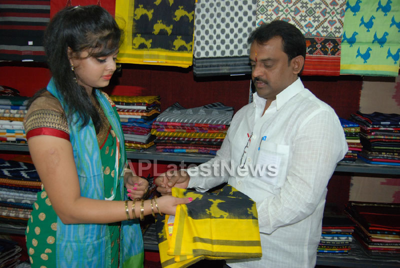 Pochampally Ikat art mela in Vizag city - Inaugurated by Tollywood Actress Varsha  - Picture 6