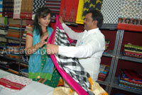 Pochampally Ikat art mela in Vizag city - Inaugurated by Tollywood Actress Varsha  - Picture 9