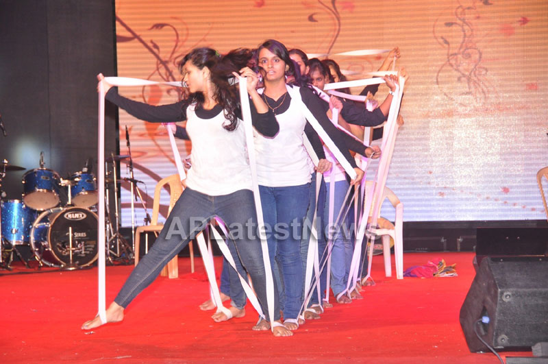 Medicos music, masti - Sri Ramachandra troupe rocks with live concert - Picture 14