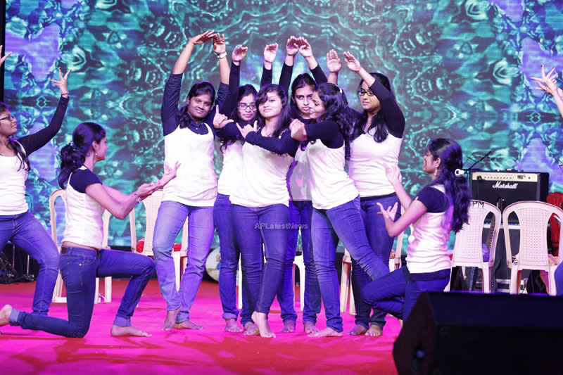 Medicos music, masti - Sri Ramachandra troupe rocks with live concert - Picture 12