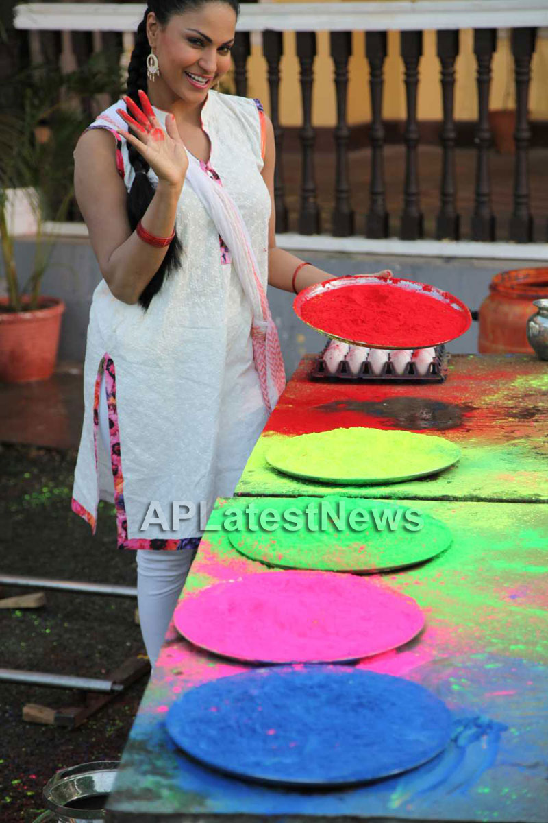 Veena Malik in the colour of Holi - Picture 21