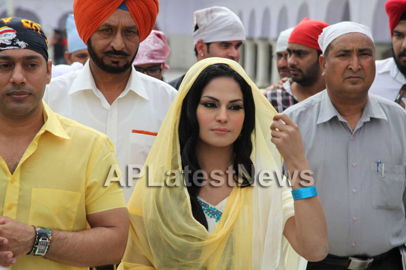 Veena Malik at Holy shrine of Gurudwara - Picture 6